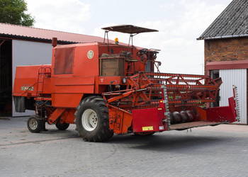 Kombajn zbożowy Bizon Super Z056 rok produkcji 1984. Kombajn zbożowy Bizon Super Z056 rok produkcji 1984.