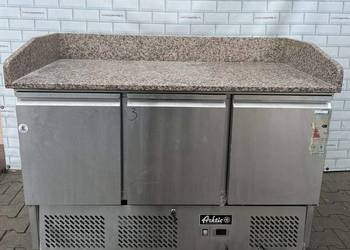 Stół chłodniczy 3-drzwiowy z blatem granitowym do pizzy 18/26/3