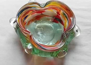Ręcznie formowana popielniczka z wielobarwnego szkła, PRL. Uszkodzona.