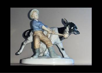 Figurka Carl Scheidig. K.G. Rolnika prowadzącego krowę. Figurka Carl Scheidig. K.G. Rolnika prowadzącego krowę.