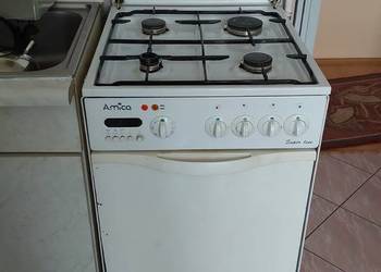 Kuchenka gazowa czteropalnikowa z piekarnikiem elektrycznym.