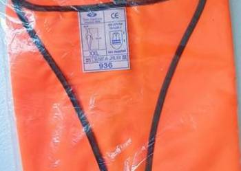 Kamizelka ostrzegawcza - w kolorze pomarańczowym.