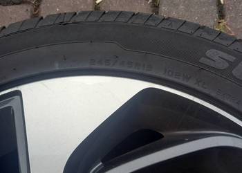 Hyundai Tucson felgi aluminiowe z oponami letnimi.