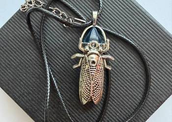 Naszyjnik z metalu i szkła cykada