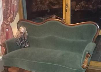 Sofa. W stylu Ludwika. XIX w. 
Welurowa tapicerka