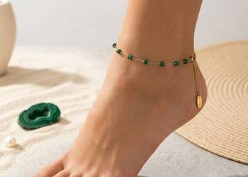 Złota bransoletka na nogę z malachitem – Elegancja i Natura