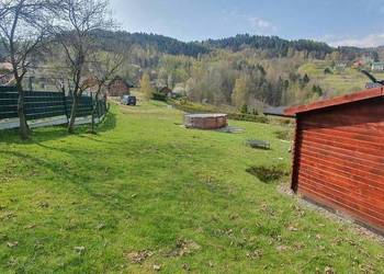 Działka budowlana z domkiem gospodarczym w Tresnej nad jeziorem żywieckim