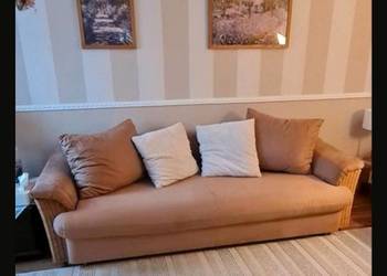 Kanapa z elementami rattanu f spania