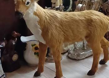 To dekoracyjna figurka jelenia, popularny element wystroju wnętrz, często u