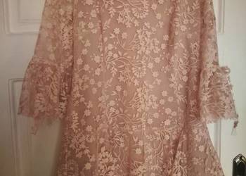 Koronkowa pudrowa sukienka.