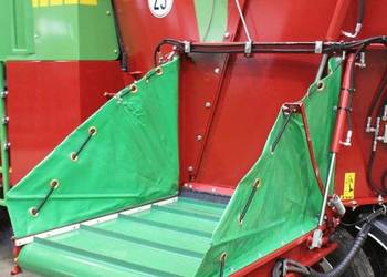 Opuszczany podajnik taśmowy do wozu paszowego