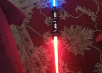 miecz swiecacy i grajacy star wars
