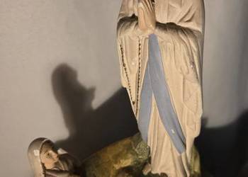 Stara figurka z gipsu Matka Boska z Bernadettą z Lourdes