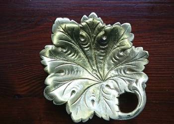 Stara mosiężna patera, oczyszczona i zakonserwowana.