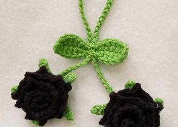 Czarne różyczki wykonane na szydełku, brelok do kluczy