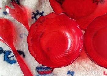 Waza i  miseczki czerwone PRL  tworzywo