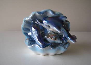 Figurka – ozdoba ceramiczna – Delfiny w muszli