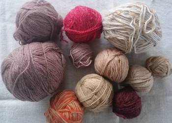 Wełna beżowa,czerwona i melanże waga 30dkg.Zestaw  7