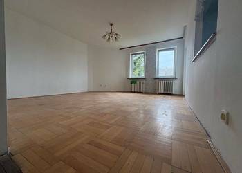 Sprzedam przestronne mieszkanie 64,8 m² – parter, 3 pokoje