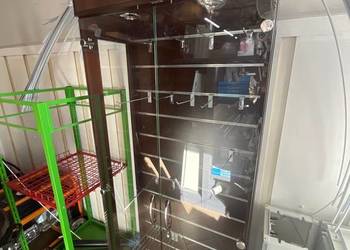 Szklany regał z podświetleniem