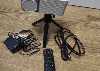Mini projektor z WiFi Bluetooth, przenośny projektor AKIYO Full HD 1080p