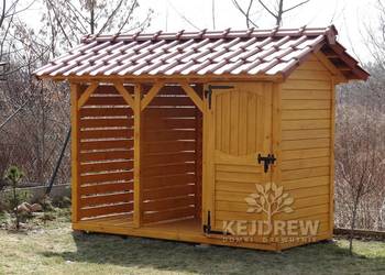 Drewutnia prosta z dachem dwuspadowym pod dachówkę