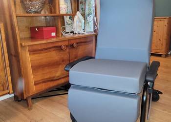 Vermeiren Normandie fotel geriatryczny z kołami + stojak na kroplówkę+klin