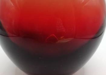 Szkło wysoki ciemno czerwony wazon