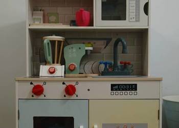 Drewniany domek do zabawy + kuchnia 2w1 – idealny zestaw dla małej gospodyn