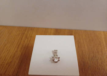 Srebrna zawieszka z cyrkonią.