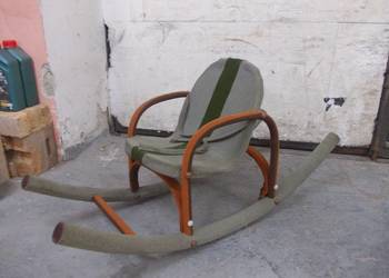 Stary dziecięcy fotelik bujany