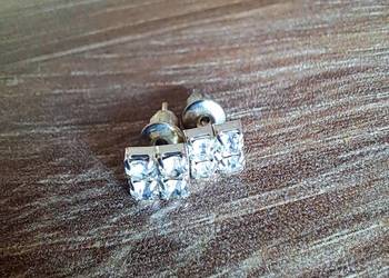 kolczyki z 4 cyrkoniami 5 mm x 5 mm stan bdb