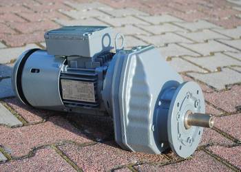 Motoreduktor kołnierzowy 0.37kw. 575obr./min. z hamulcem. Firmy SEW.