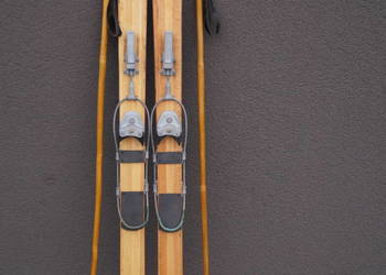 Stare narty drewniane 130 cm + kijki w komplecie