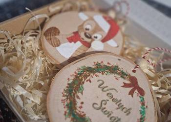 Zestaw 2 szt bombki z drewna malowane.