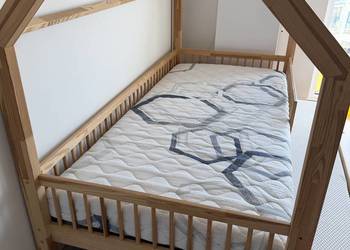 Drewniane łóżko domek