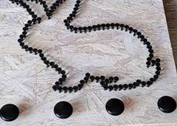 dwa własnoręcznie wykonane (DIY) wieszaki ścienne stworzone na płytach OSB