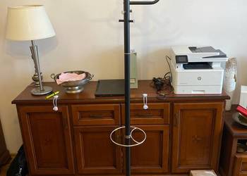Wieszak wolnostojący czarny z ergonomicznymi ramionami 185 cm