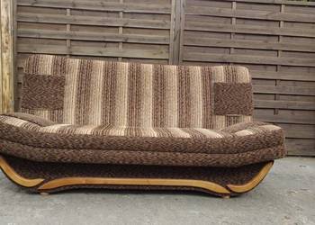 Wersalka rozkładana z funkcją spania i schowkiem na pościel