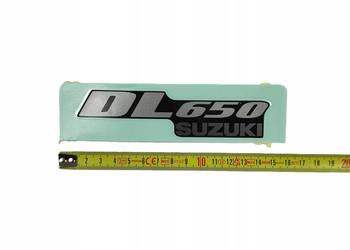 NAKLEJKA "DL 650" NA ZADUPEK SUZUKI DL650 VSTROM 2004 ORYG 6816127G00AMR NAKLEJKA "DL 650" NA ZADUPEK SUZUKI DL650 VSTROM 2004 ORYG 6816127G00AMR