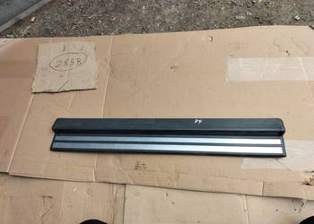 Mercedes W210 W 210 2106800135 LISTWA NAKŁADKA PROGU PRAWY PRZÓD