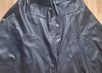 Czarna skórzana spódnica rozkloszowana zapinana na guziki