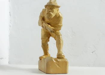 Wyjątkowa, ręcznie rzeźbiona figurka z drewna – Myśliwy / Podglądacz (19 cm