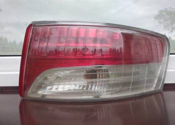 Toyota Avensis T27 sedan lampa tył tylna prawa w błotnik oryginał Europa