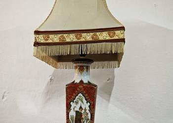 Piękna duża lampa stołowa