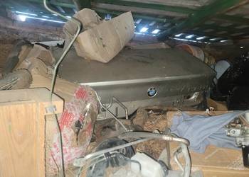 Bmw e34 sedan pokrywa bagażnika.