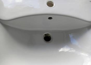 Umywalka Roca z podwieszanym postumentem