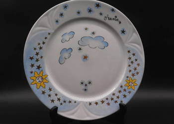 Dekoracyjny talerz zdobiony wzór z chmurami, gwiazdkami i słońcami Węgry