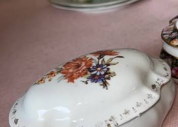 Puzderko z porcelany. Sygnowane. Z pięknym dekorem. Biała po