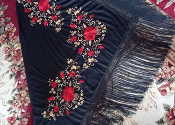 Czarn huśta z pięknym haftem